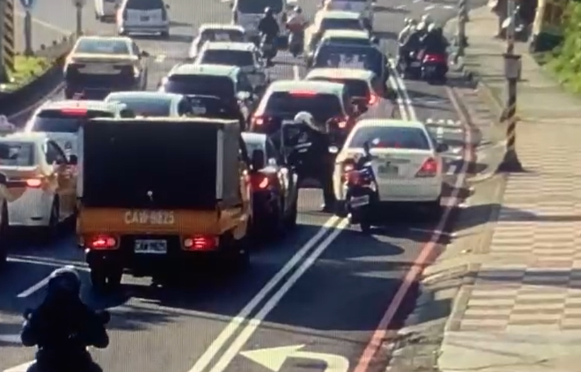 【有片】龜山逃逸移工被拖下車 「空車持續滑行」他上演神救援 螢幕擷取畫面 2075 e1767663324508