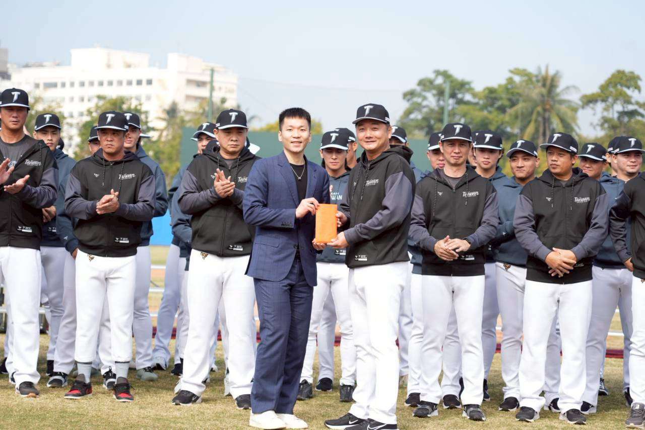 運動部李洋部長致贈加菜金，由曾豪駒總教練代表領受。