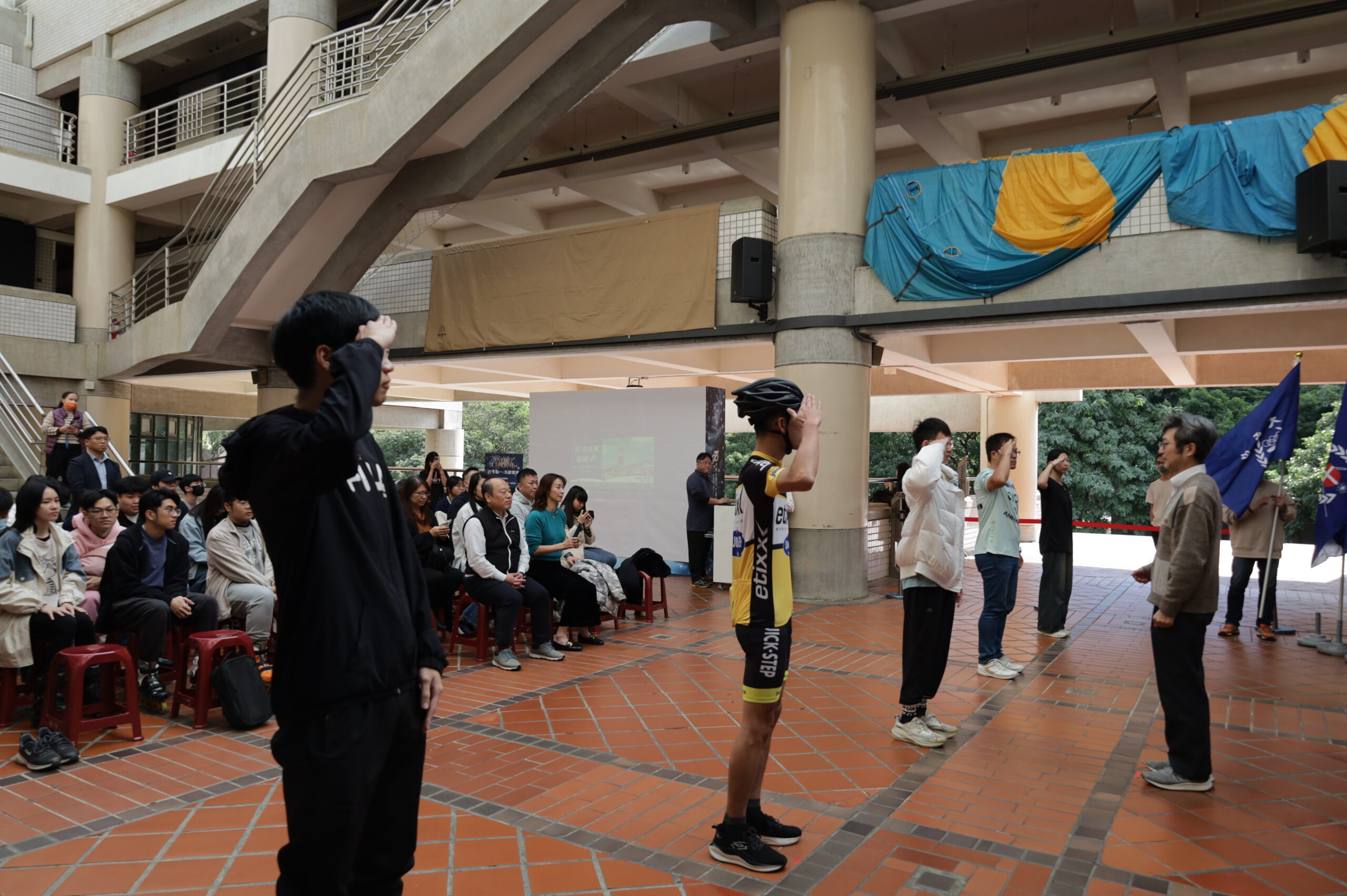 03 中原大學副校長吳宗遠親臨授旗，為「踏冰逐風．騎慶70」元旦升旗活動揭開序幕。 0 scaled