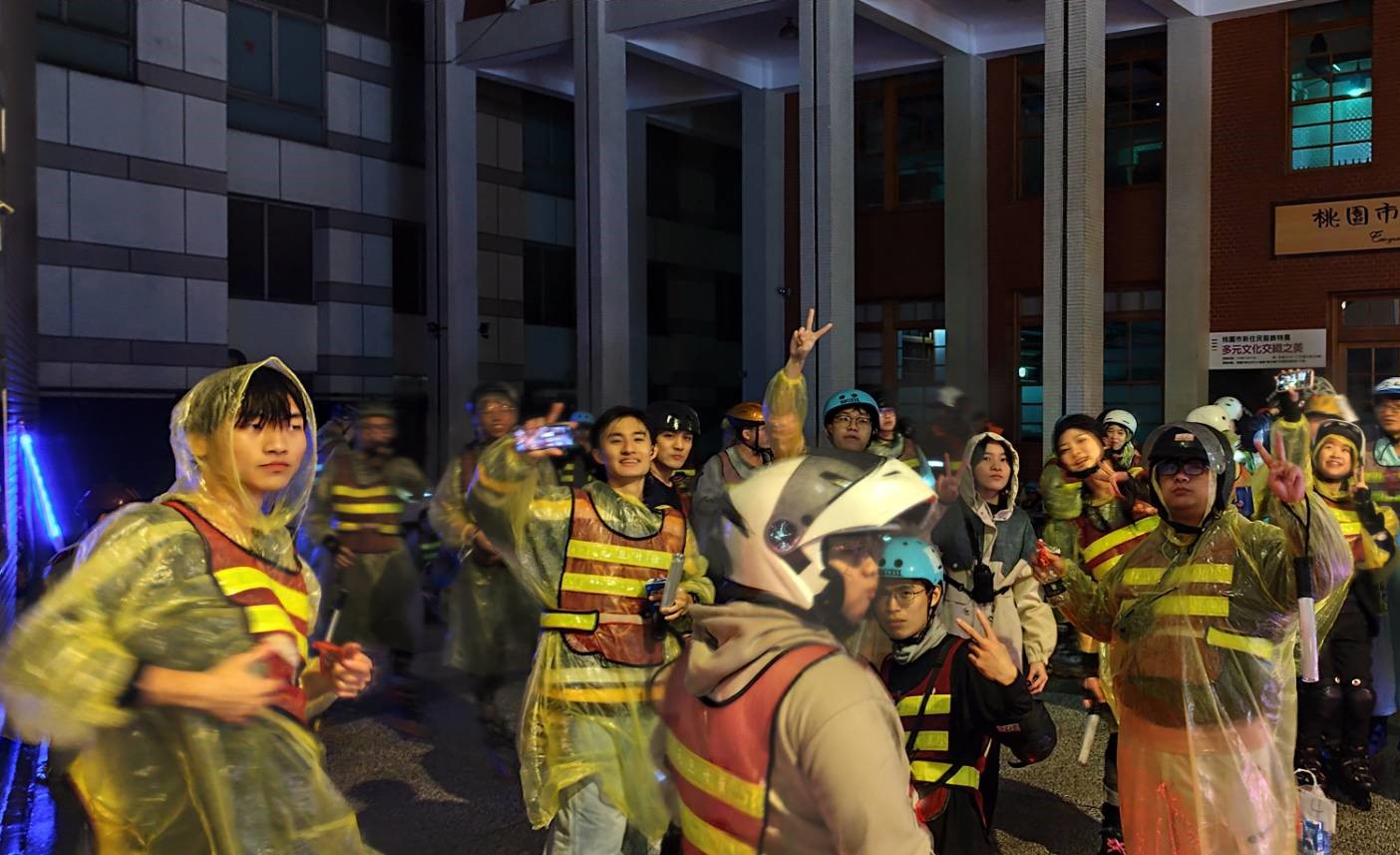 中原大學師生熱血迎接2026 單車、直排輪、路跑34公里至總統府升旗 05 儘管天候不佳,學生仍以堅定意志完成挑戰,展現中原人不畏艱難的精神。 0