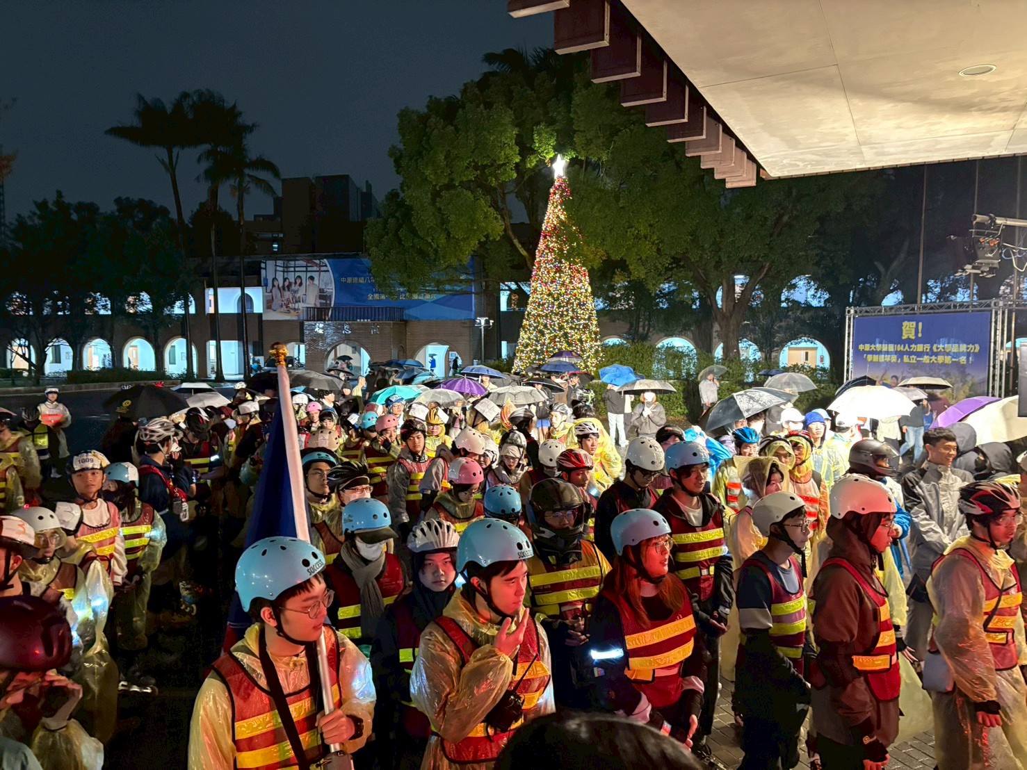 08 雨夜中整裝待發的中原師生，展開跨年挑戰行程，以毅力與行動迎接新的一年。 0