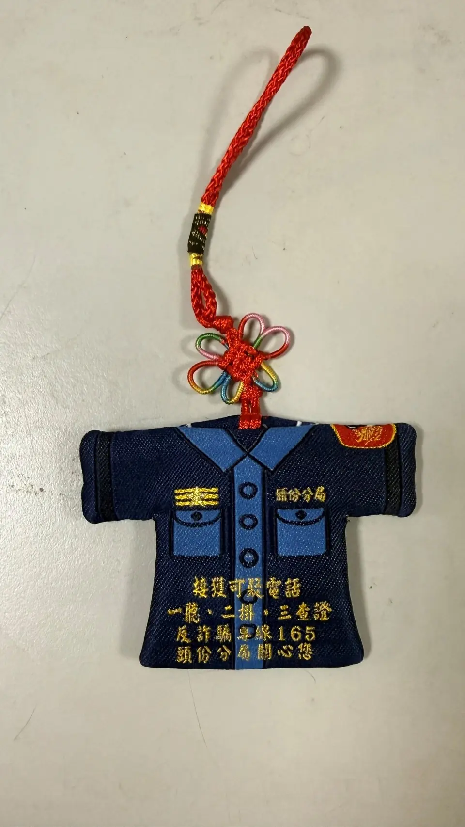 刑事局攜手宮廟創新反詐「Q版小神衣」護民平安 1 2