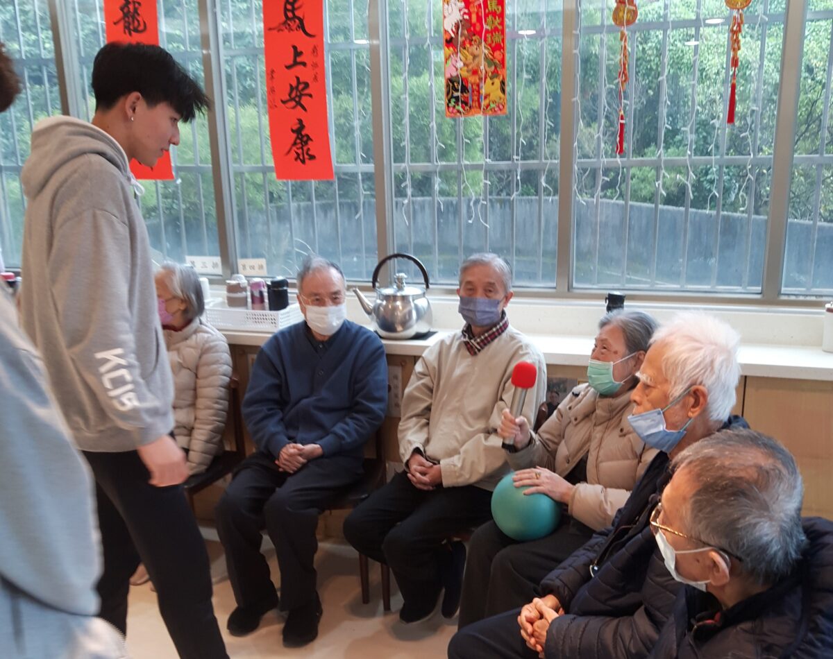 勇者有炬志工社走進北榮桃分院送暖 陪伴長輩提筆寫春聯度佳節 12135 1