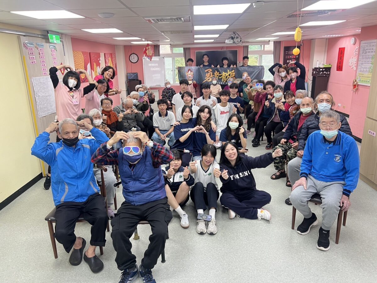 勇者有炬志工社走進北榮桃分院送暖 陪伴長輩提筆寫春聯度佳節 12135 3