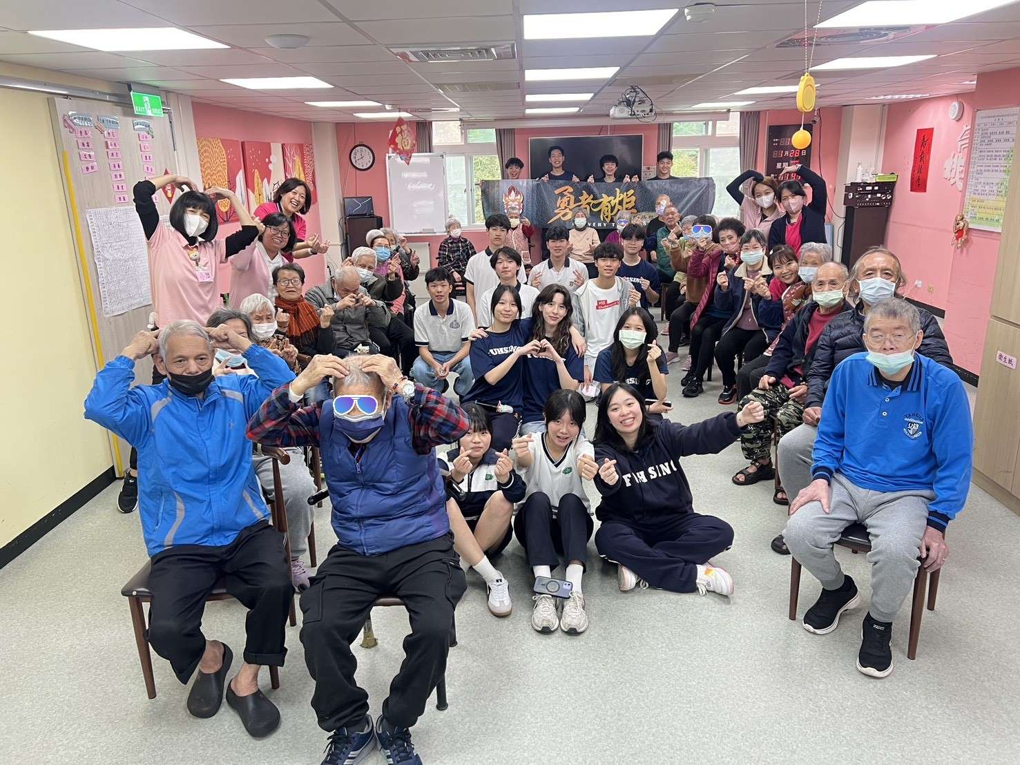 勇者有炬志工社走進北榮桃分院送暖 陪伴長輩提筆寫春聯度佳節