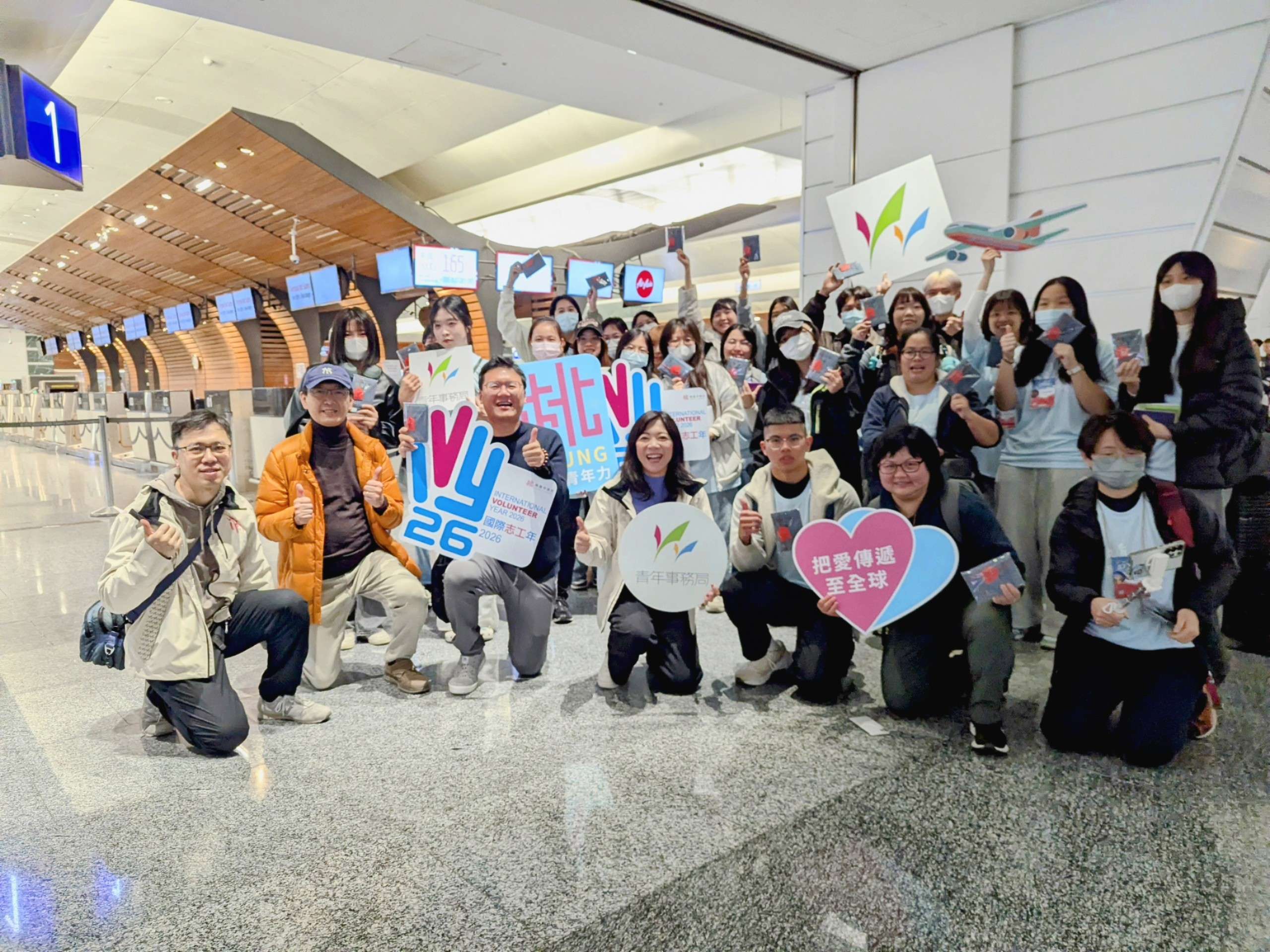 桃園國際志工隊赴海外發揮專長 青年局贈「祈福小物」祝福團員平安