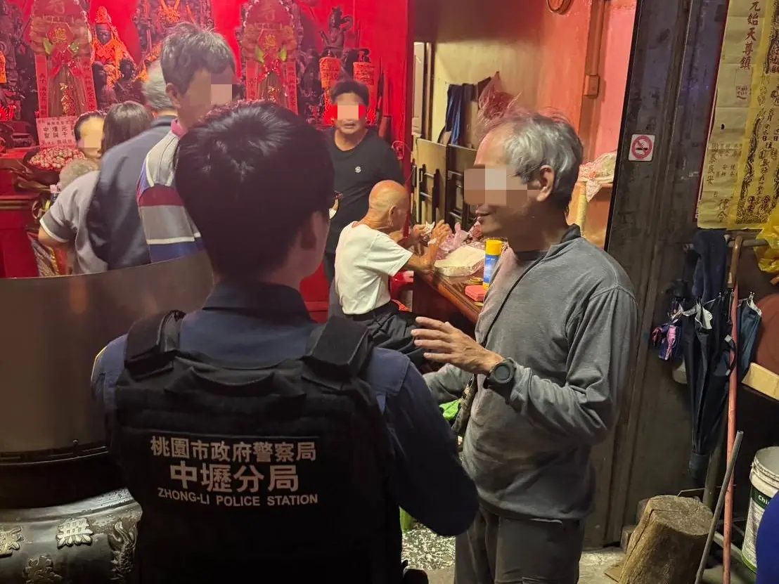 中壢失智翁迷途整天沒吃飯 警靠「1線索」找出身分助團圓 中壢失智翁迷途整天沒吃飯 警靠「1線索」找出身分助團圓