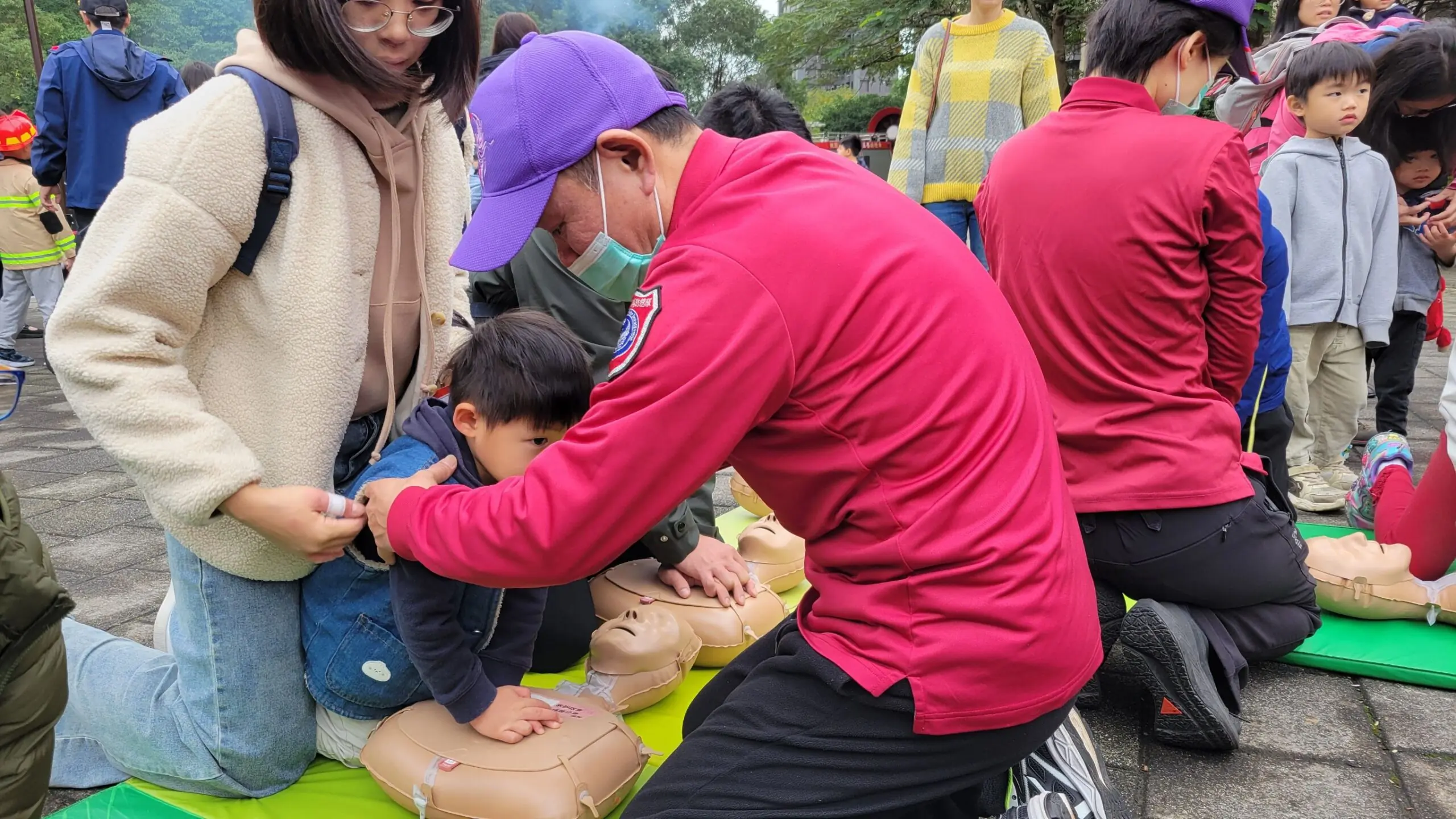 桃消第一大隊宣導防災意識 出動「排煙車」寓教於樂加深民眾印象 桃消第一大隊宣導防災意識 出動「排煙車」寓教於樂加深民眾印象