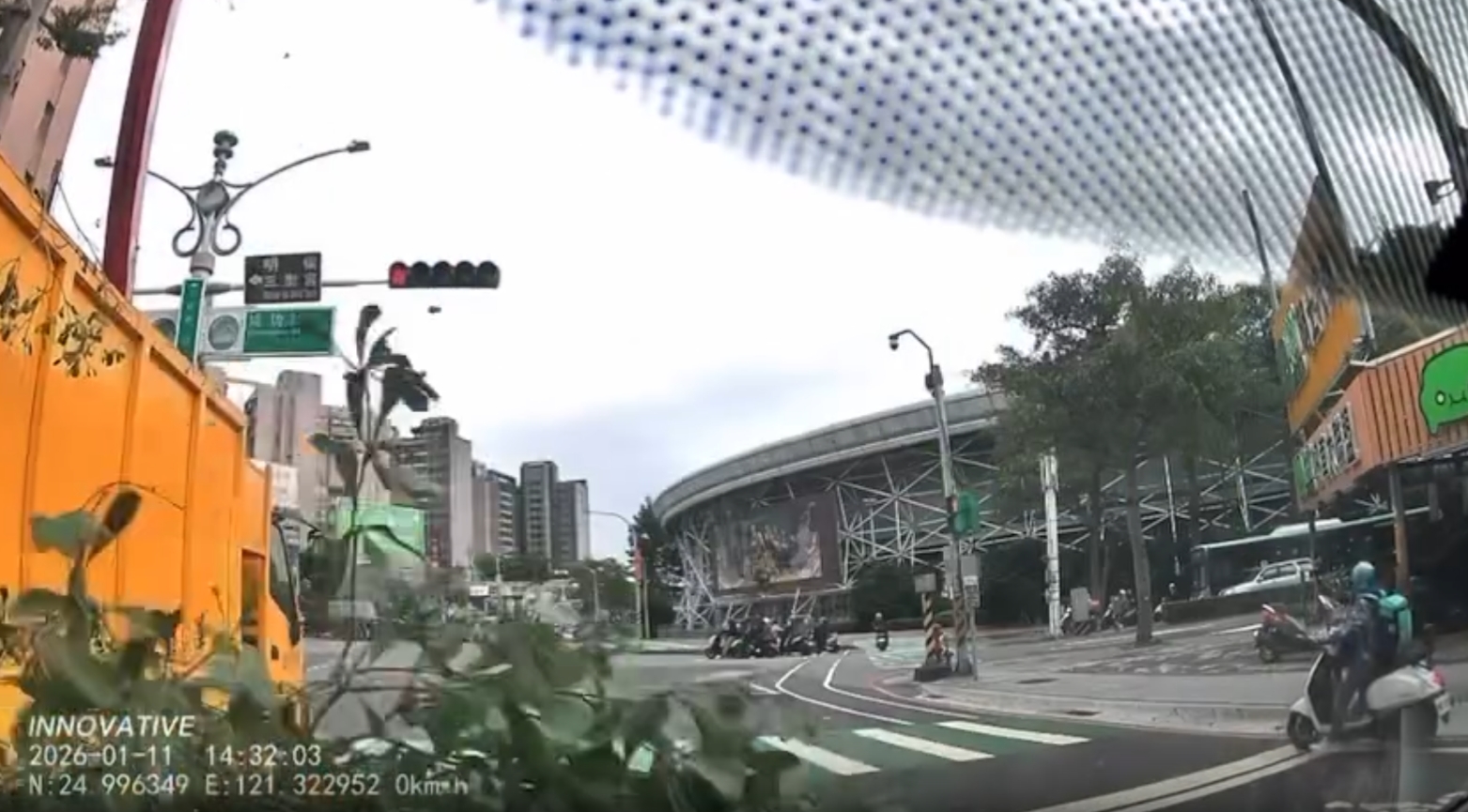 禍從天降!桃園修路樹殘枝猛砸車 民眾怒控廠商冷處理 1768189371746