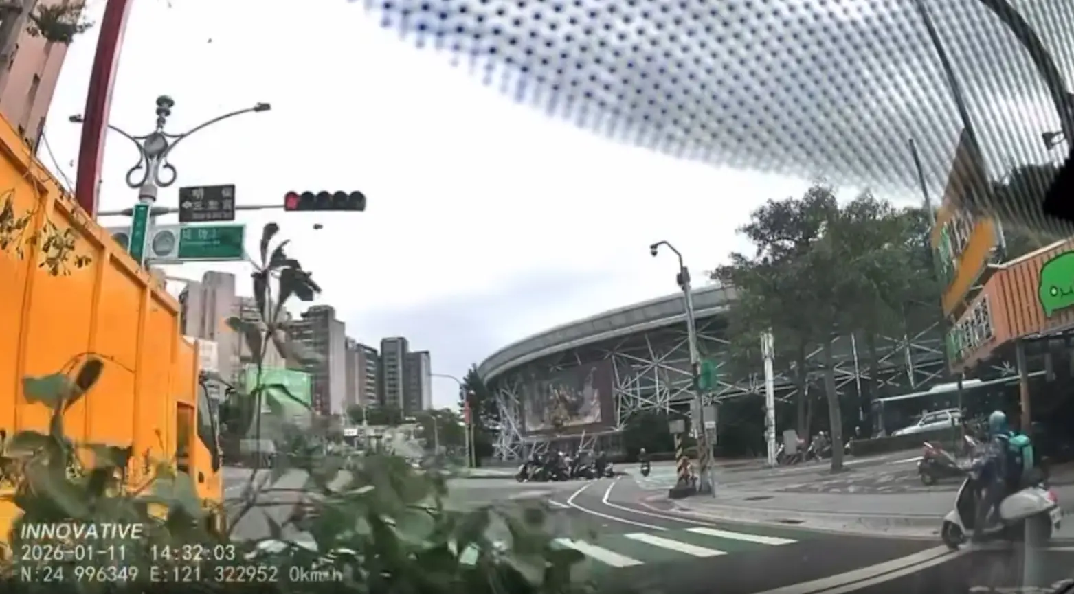 禍從天降!桃園修路樹殘枝猛砸車 民眾怒控廠商冷處理 1768189371746