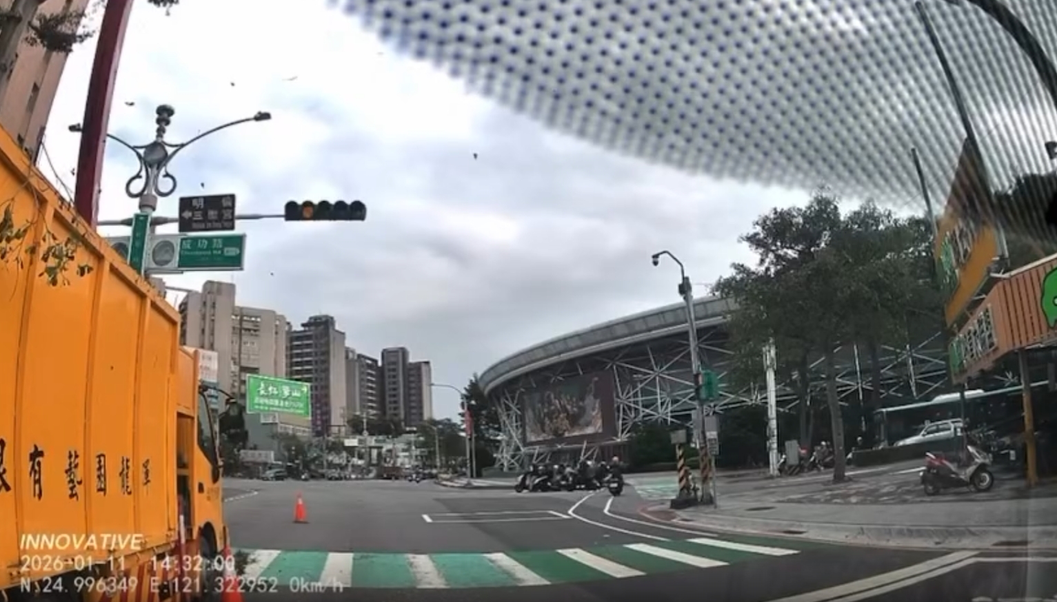 禍從天降!桃園修路樹殘枝猛砸車 民眾怒控廠商冷處理 1768189391511