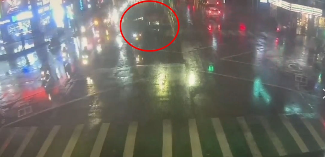 【有片】蘆竹驚見「貨櫃」橫躺路中!警揭真相:可開罰3千 1769137081787