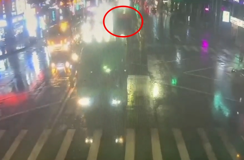 【有片】蘆竹驚見「貨櫃」橫躺路中!警揭真相:可開罰3千 1769137103890