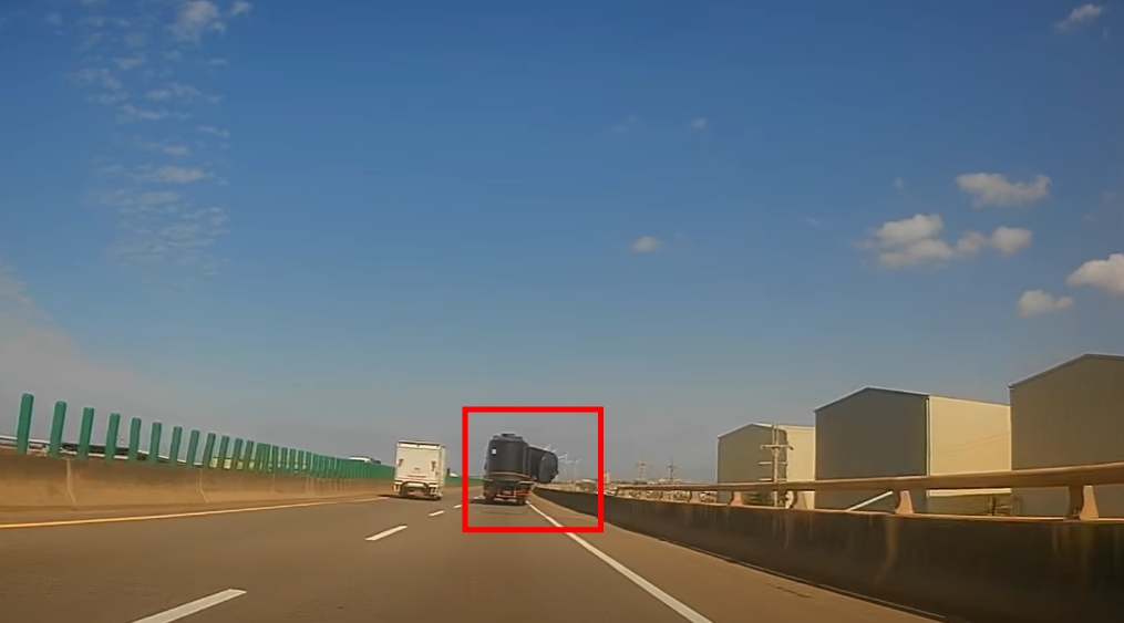大貨車台61線掉「黑色大桶」險砸騎士!警方開罰了 1769743267915 0