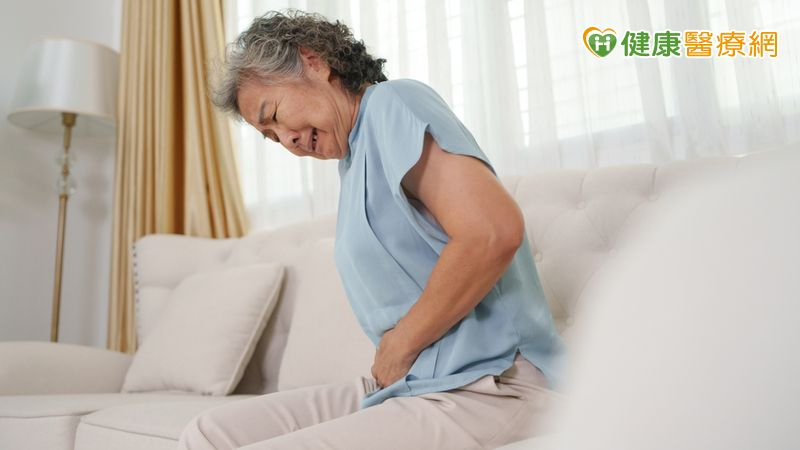 92歲婦人「怕麻煩家人」隱忍腹痛!就醫一檢大腸癌腫瘤破裂險喪命