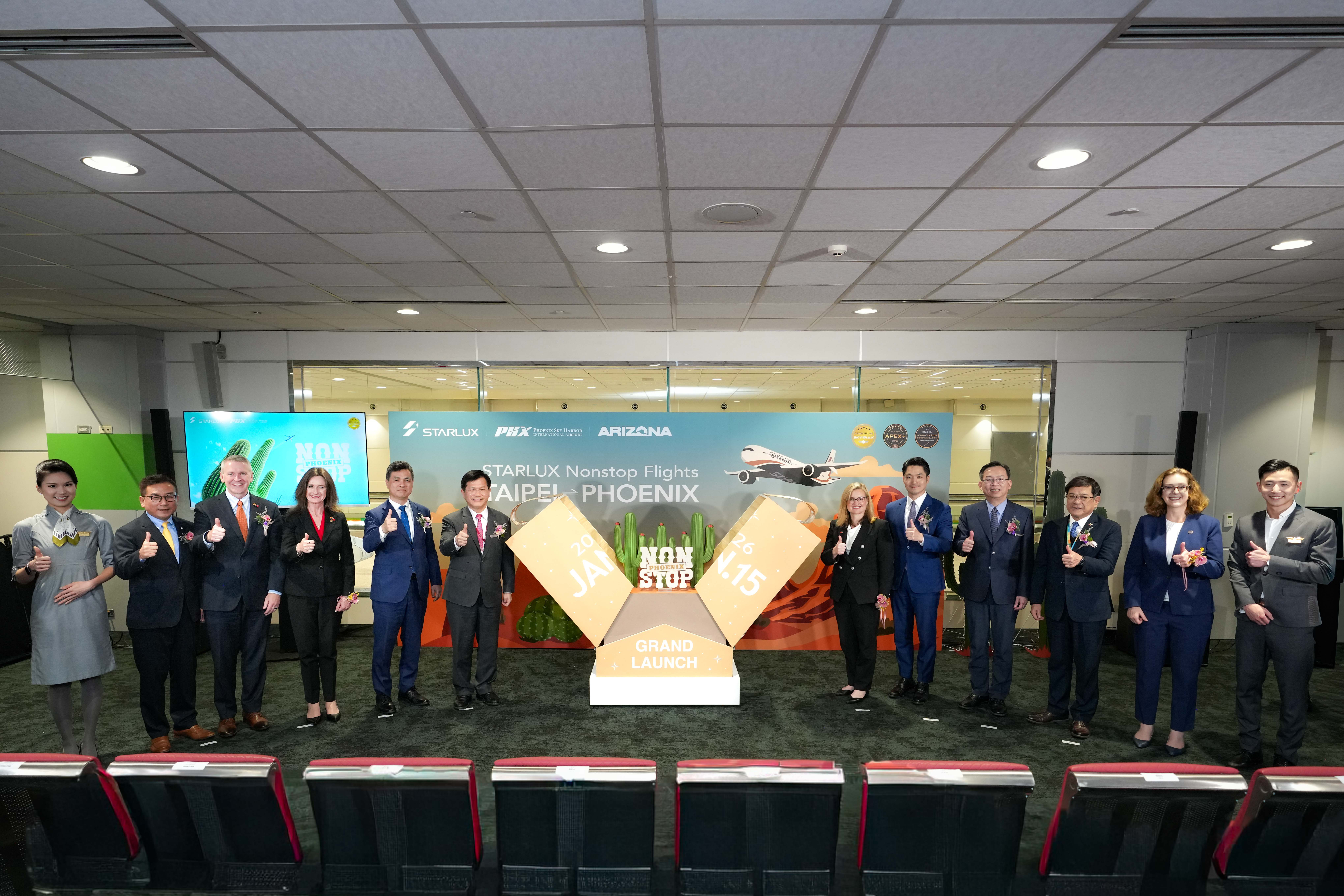 2.星宇航空台北 鳳凰城首航首航開箱儀式（長官由左至右職稱：星宇航空劉允富策略長、 0