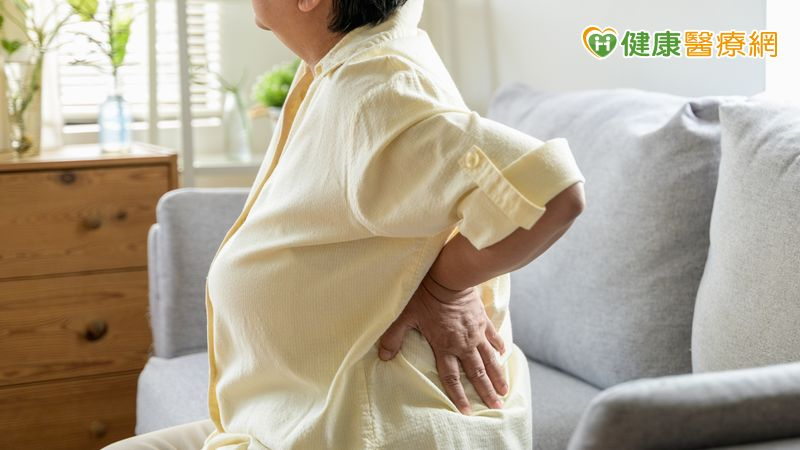 告別舉步維艱!「正前開」人工髖關節置換 75歲婦術後當天即可下床走路