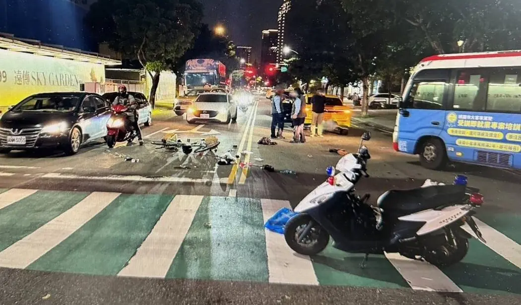 【有片】桃園腳踏車騎士逆向衝出 計程車閃避不及撞上 2417848 0 e1767505012130
