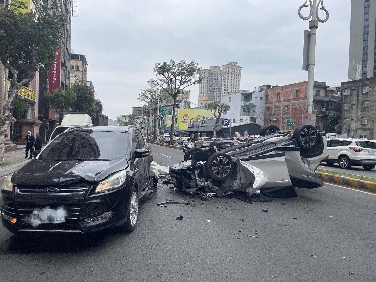 【有片】桃園三民路多車追撞 肇事車當場翻覆幸未釀傷亡 2421808 0
