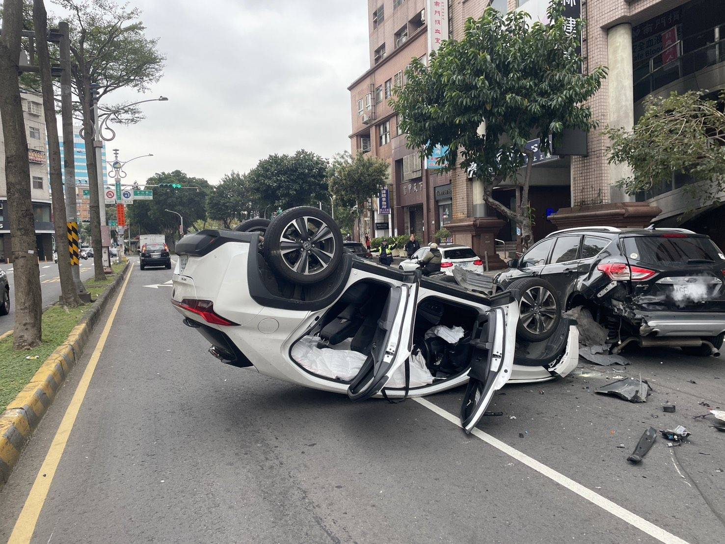 【有片】桃園三民路多車追撞 肇事車當場翻覆幸未釀傷亡 2421809 0 複製