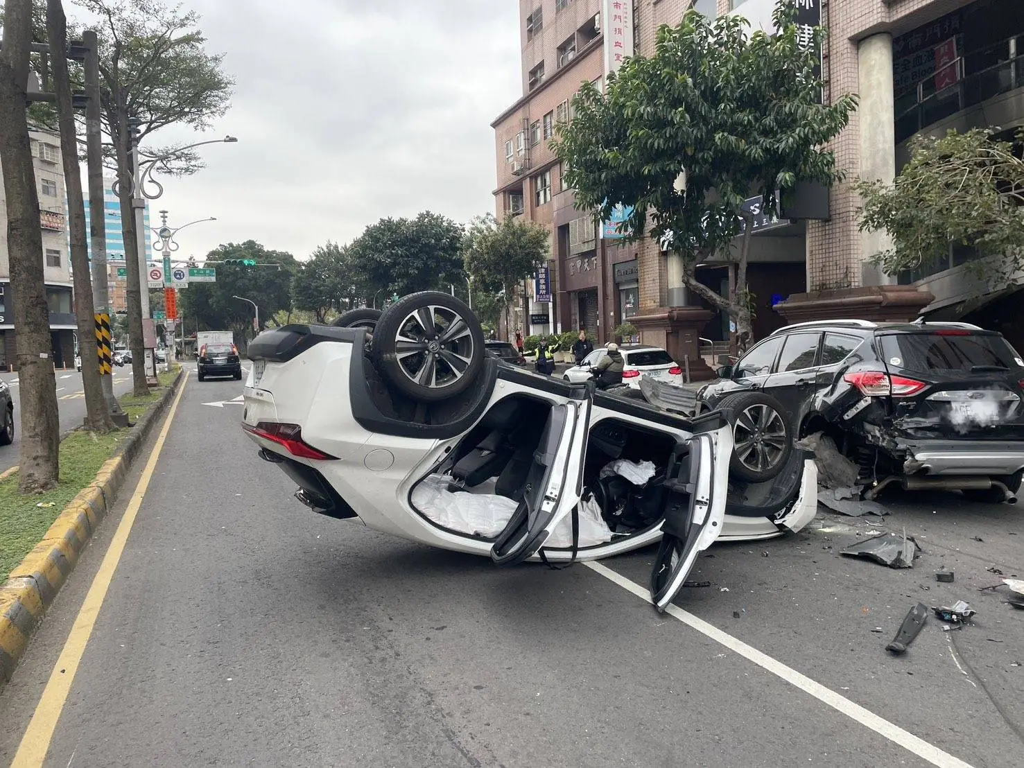 【有片】桃園三民路多車追撞 肇事車當場翻覆幸未釀傷亡 【有片】桃園三民路多車追撞 肇事車當場翻覆幸未釀傷亡