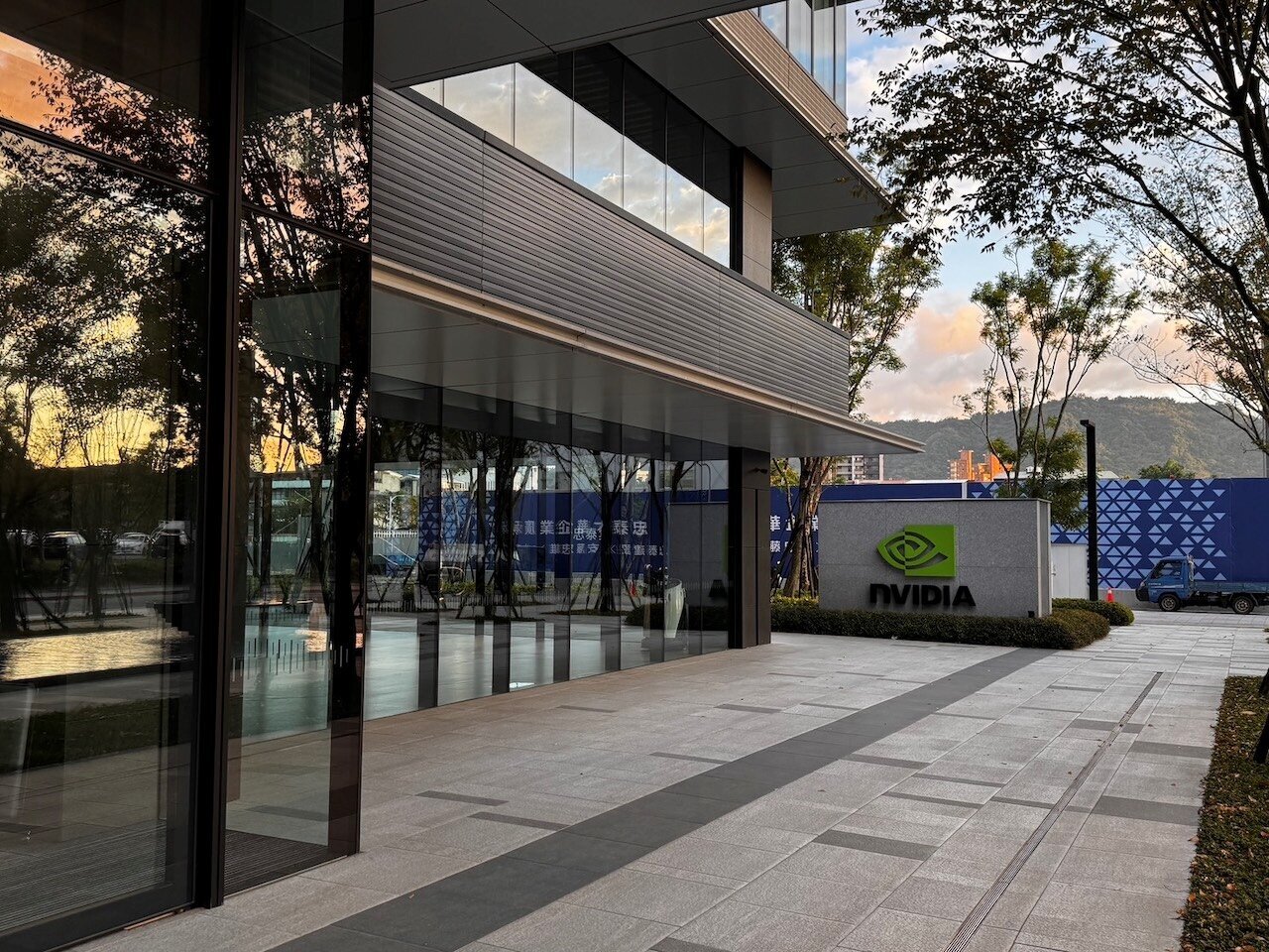 搶當黃仁勳鄰居!輝達已搬入南港「潤泰玉成廣場」 AI供應鏈爭相進駐同棟商辦
