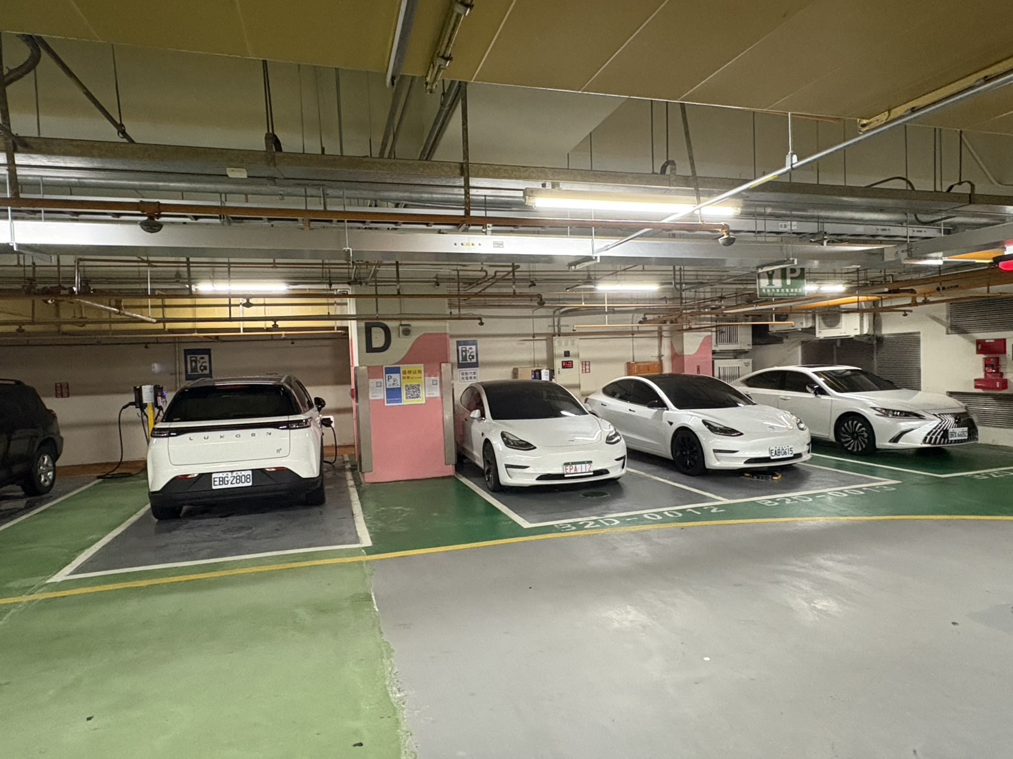 2桃園機場第二航廈P3、P4停車場充電車位，2月2日啟用收費。