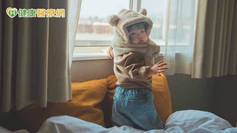 孩子手腳冰冷先別著急添衣!醫教「摸2部位」判斷更準 這情況剛好夠暖