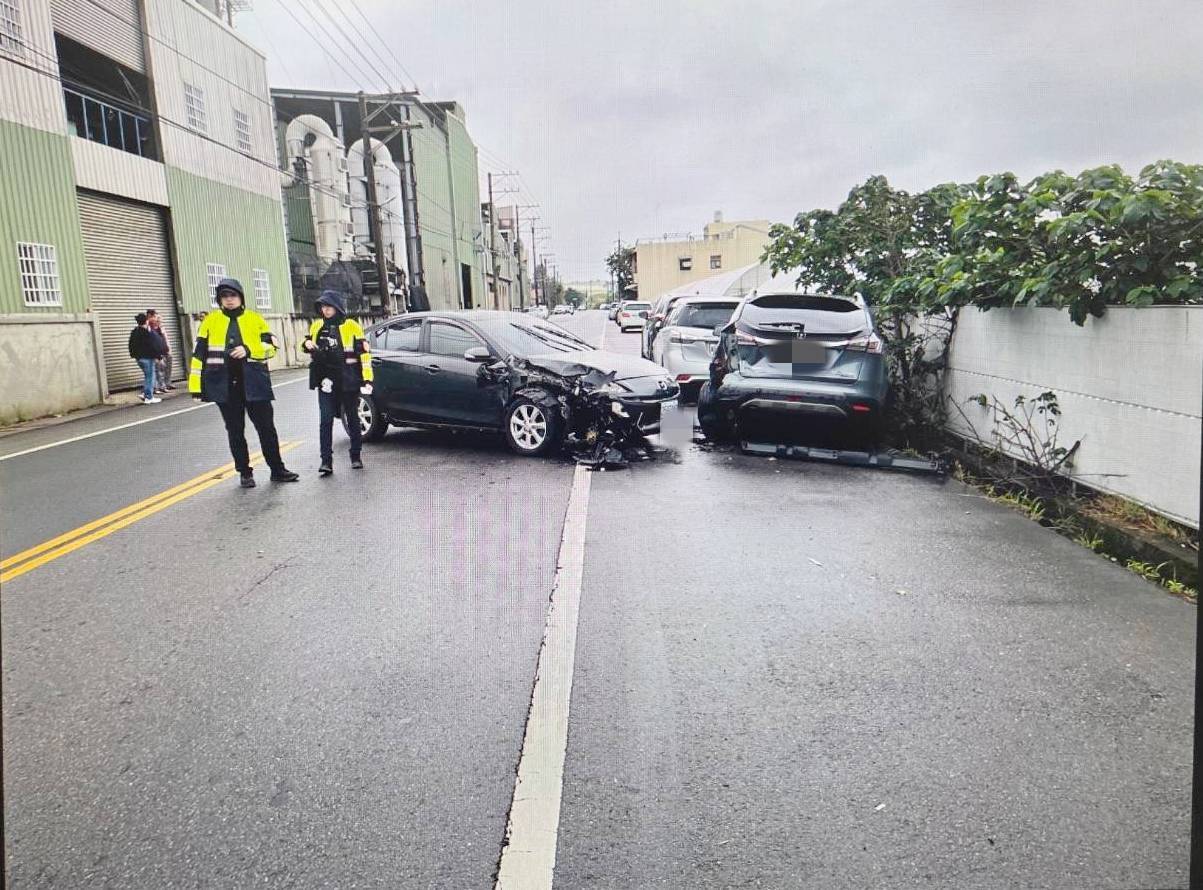 【有片】疑閃避動物釀禍!觀音小客車慘撞路邊3車 右車頭全毀 410787