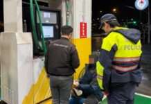 油表壞了不知情!大貨車凌晨拋錨「顧路」大園警暖心載送買油解圍