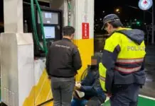 油表壞了不知情!大貨車凌晨拋錨「顧路」大園警暖心載送買油解圍 油表壞了不知情!大貨車凌晨拋錨「顧路」大園警暖心載送買油解圍