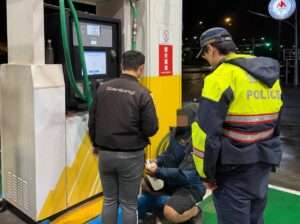 油表壞了不知情!大貨車凌晨拋錨「顧路」大園警暖心載送買油解圍