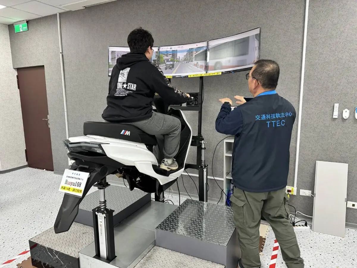 大園警守護學童寒假安全 交安宣導結合虛擬實境提升自保觀念 420171 0
