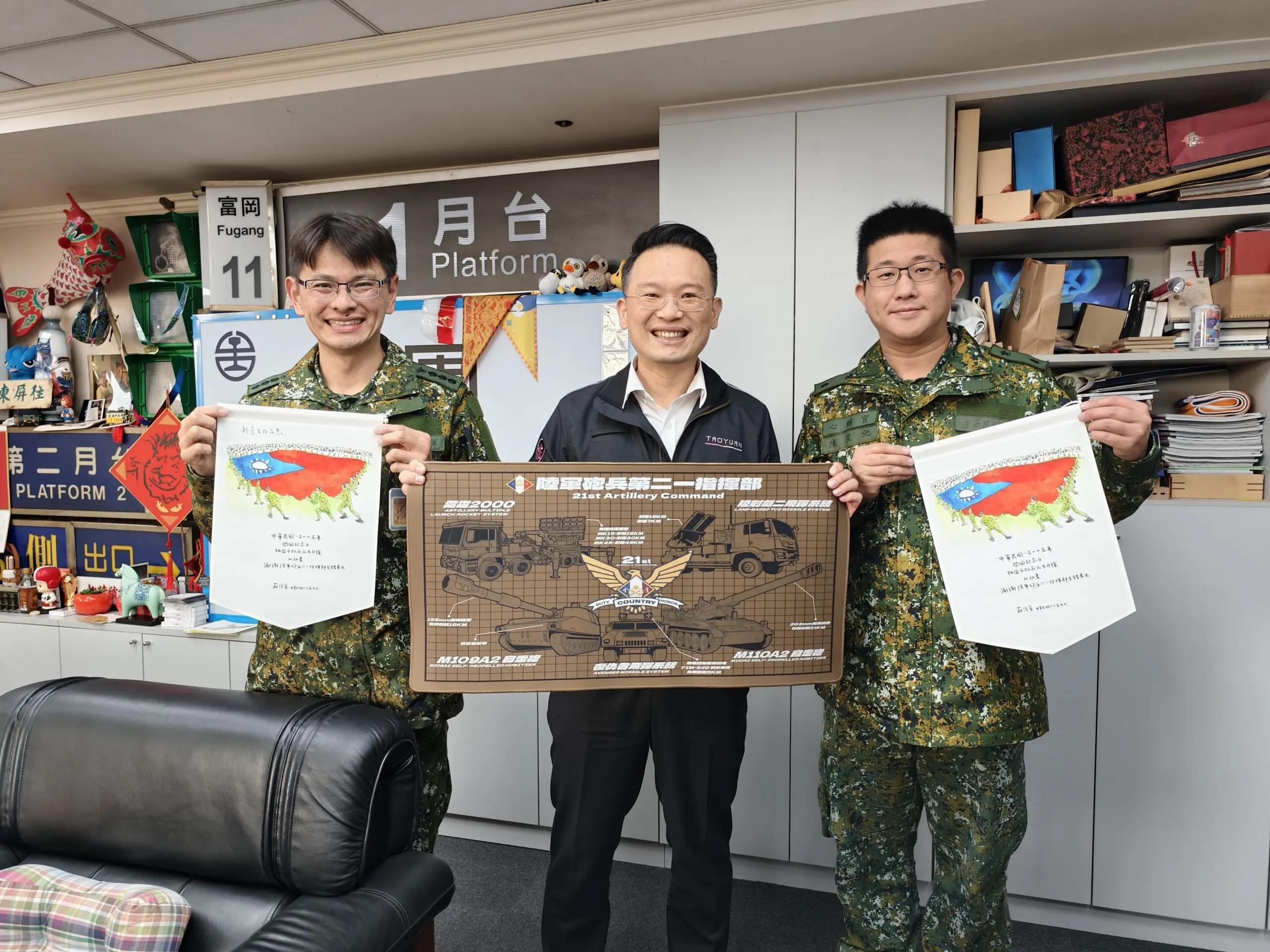 手繪二一砲指部弟兄撐國旗引回響 蘇俊賓分享當兵趣事 手繪二一砲指部弟兄撐國旗引回響 蘇俊賓分享當兵趣事