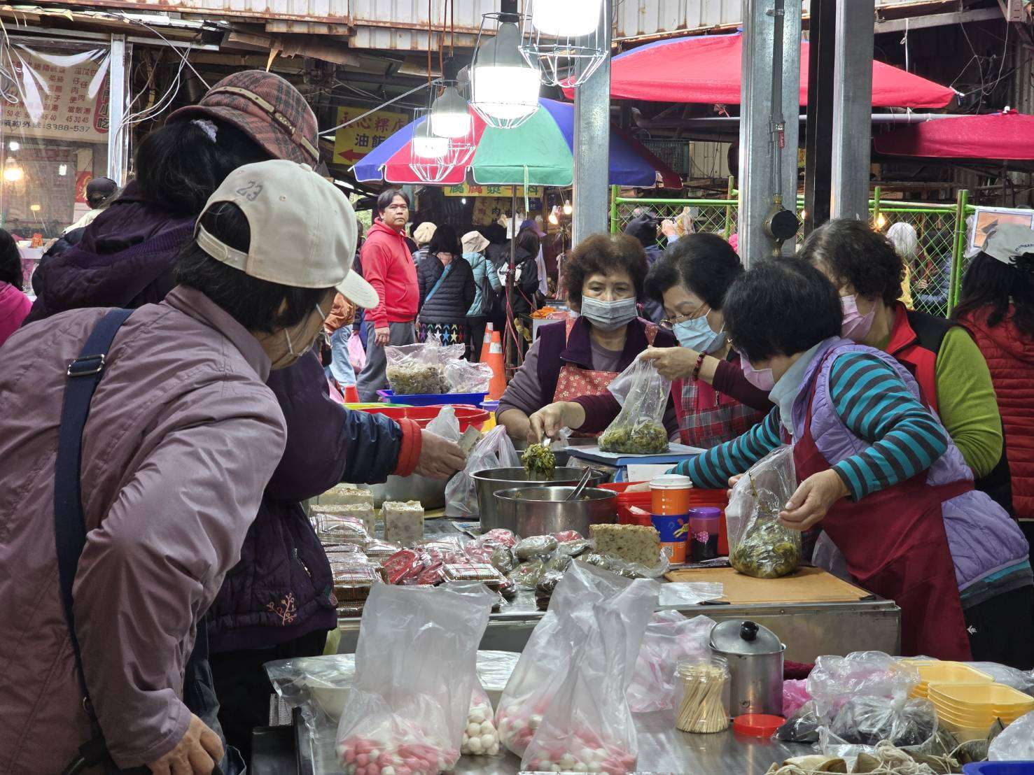 桃園南門市場回來了!臨時攤位開張首日湧人潮 商家讚動線好、採光佳