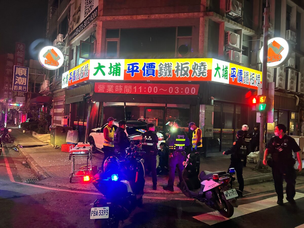 中壢賓士酒駕心虛拒檢逃逸 闖紅燈狂飆6公里撞進餐廳 4545 2