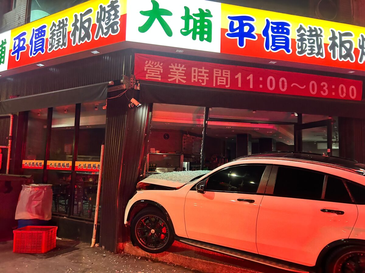 中壢賓士酒駕心虛拒檢逃逸 闖紅燈狂飆6公里撞進餐廳 4545 3