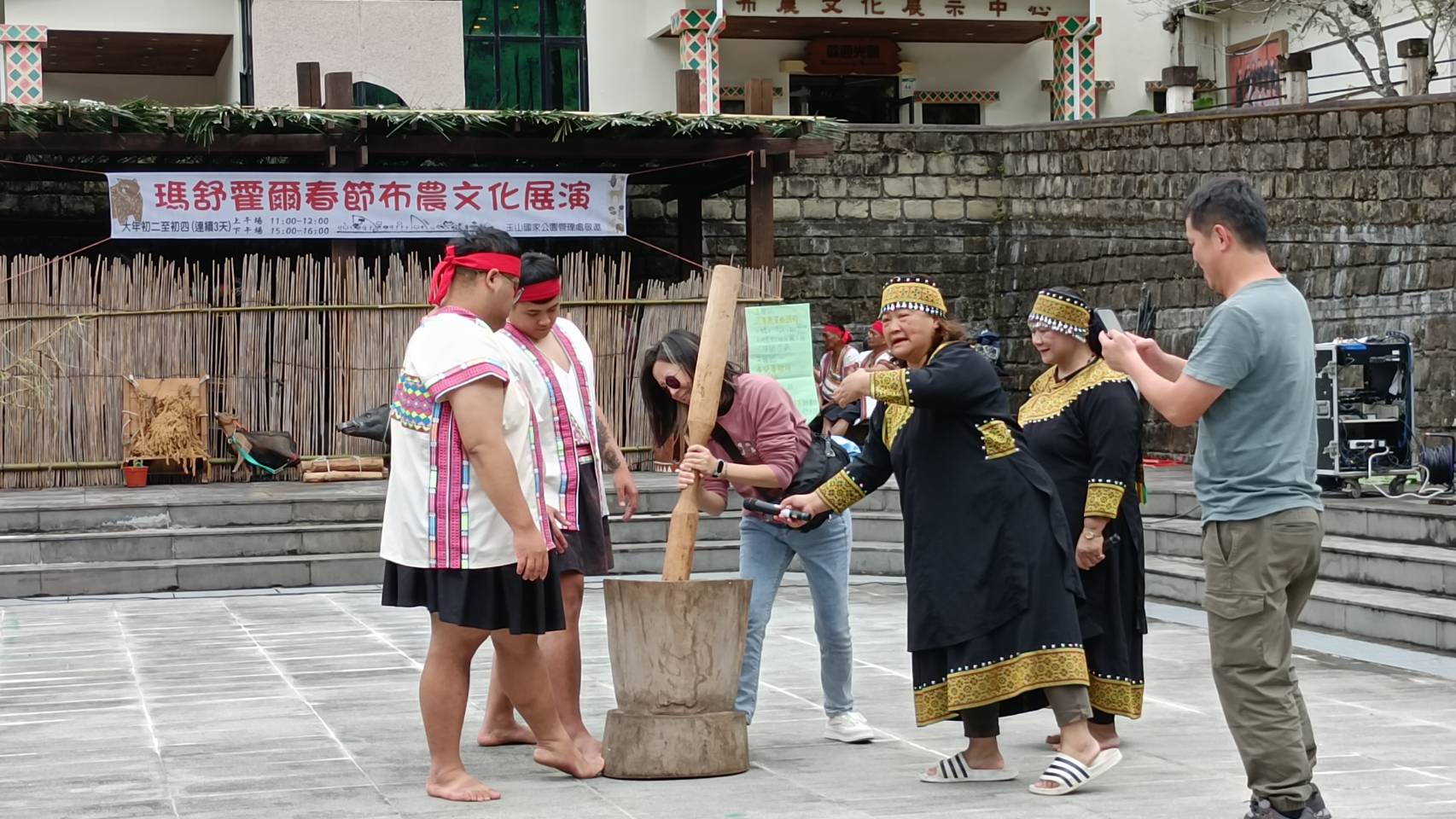 梅山遊客中心布農文化展演活動新春登場 邀民眾一同搗小米 454546 2