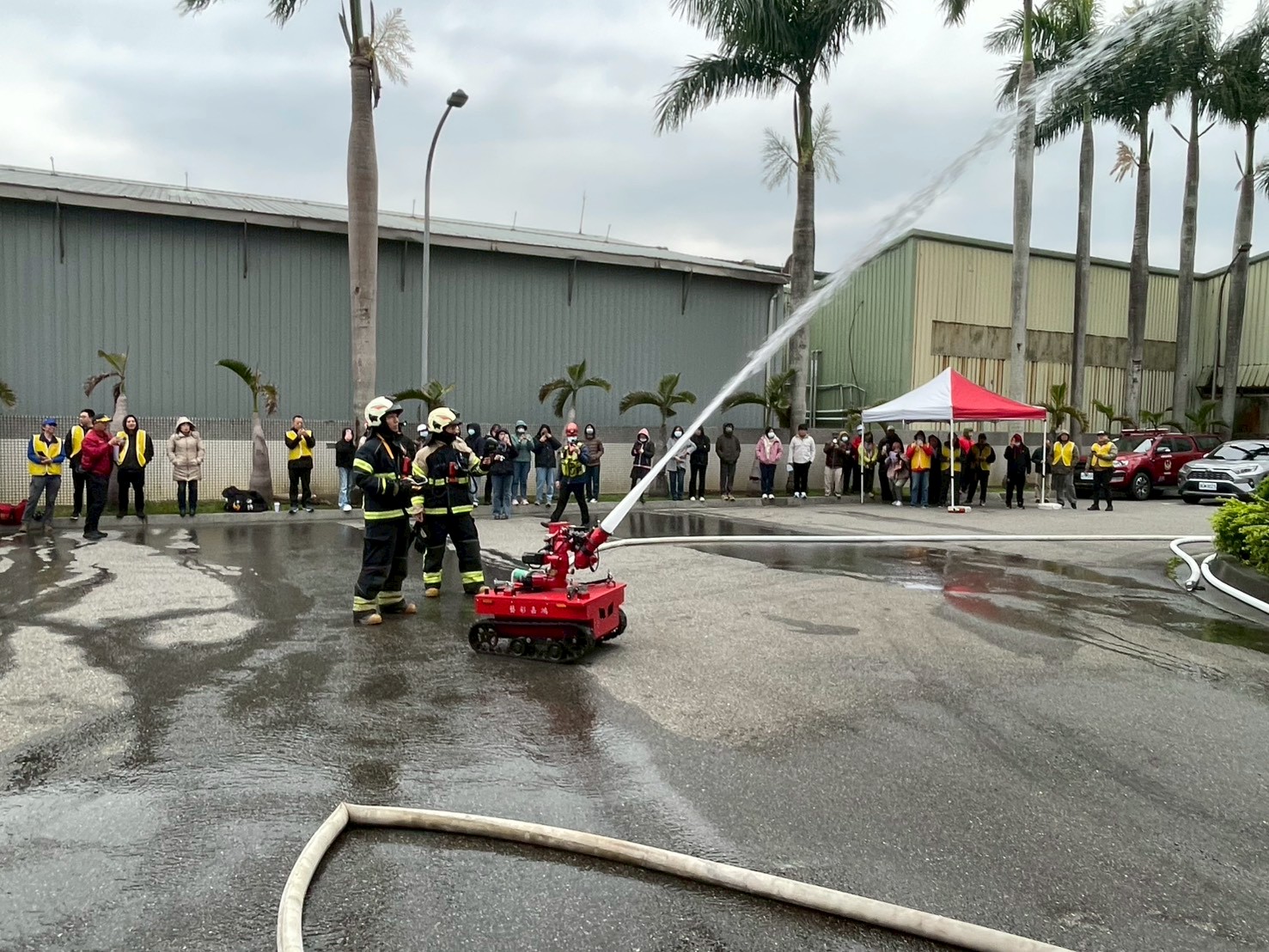 桃消迴龍分隊模擬工廠火災 「無線電機動中轉設備」提升救災效率