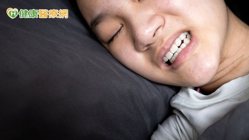 闆娘牙齦萎縮、牙縫變大竟是每晚磨牙惹禍!醫籲高壓力族群要當心