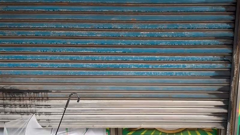 早餐店老闆病倒 顧客手寫紙條塞爆鐵門超暖心