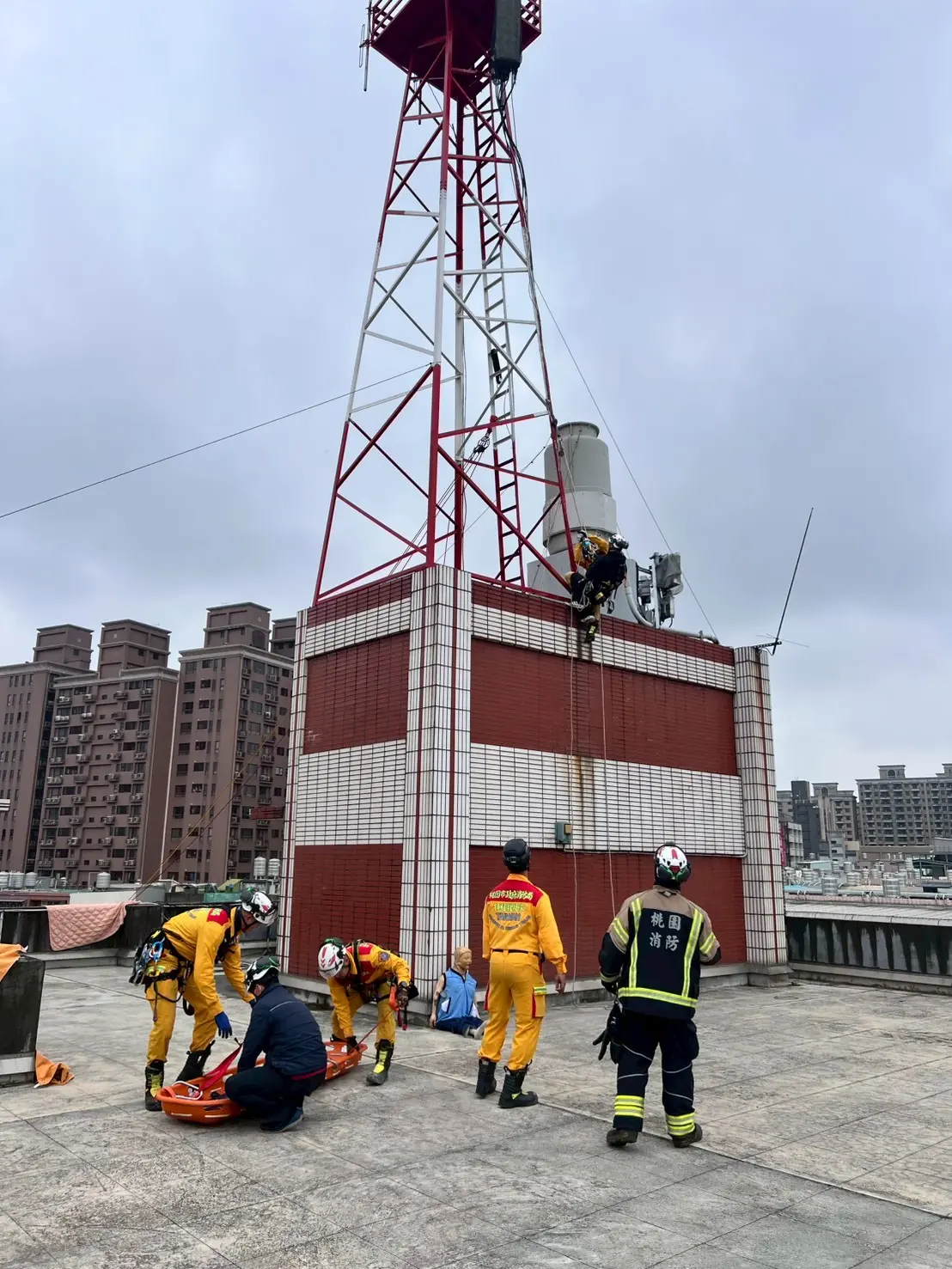桃園特搜提升繩索救援效率 逼真模擬民眾受困鐵塔、雨遮情境 5445 3