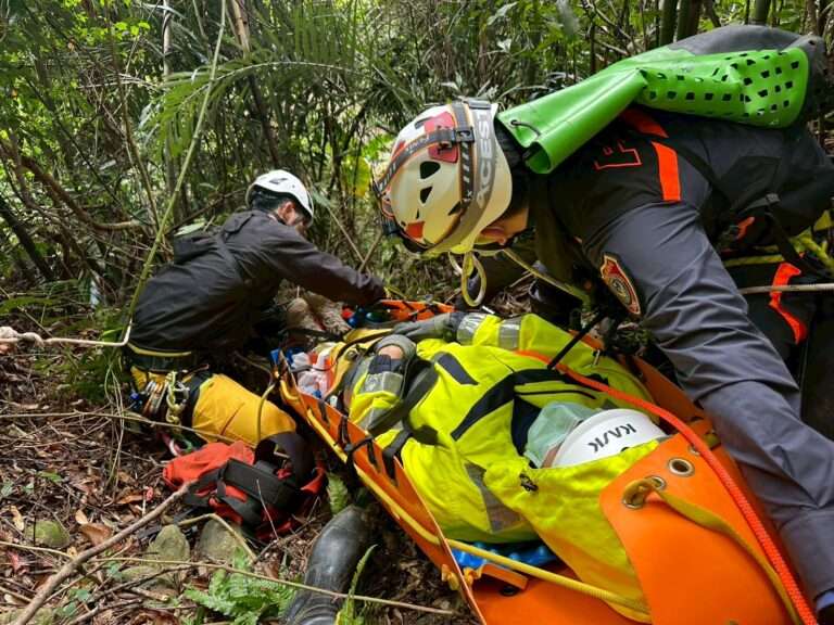 桃園特搜提升繩索救援效率 逼真模擬民眾受困鐵塔、雨遮情境