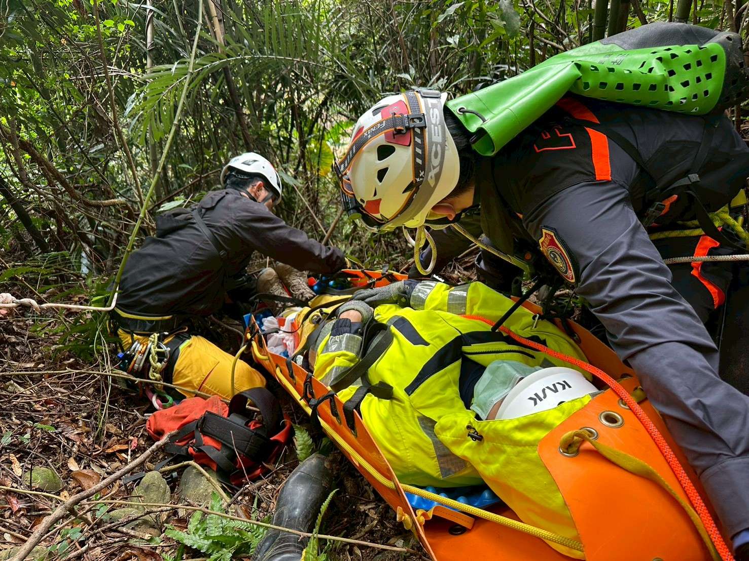 桃園特搜提升繩索救援效率 逼真模擬民眾受困鐵塔、雨遮情境