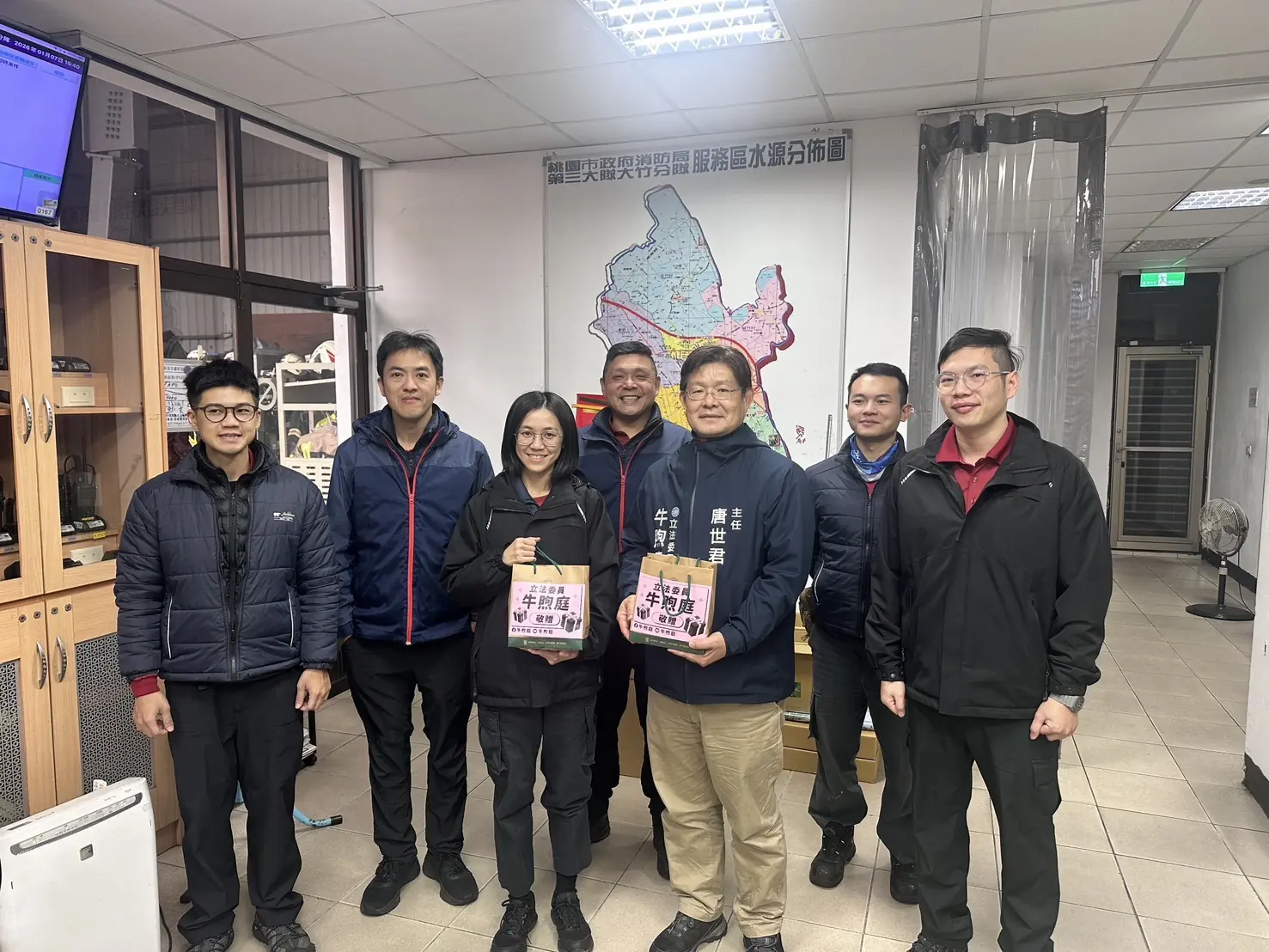 桃園消防頂寒風值勤辛勞倍增 牛煦庭團隊暖送黑糖薑茶慰問 桃園消防頂寒風值勤辛勞倍增 牛煦庭團隊暖送黑糖薑茶慰問