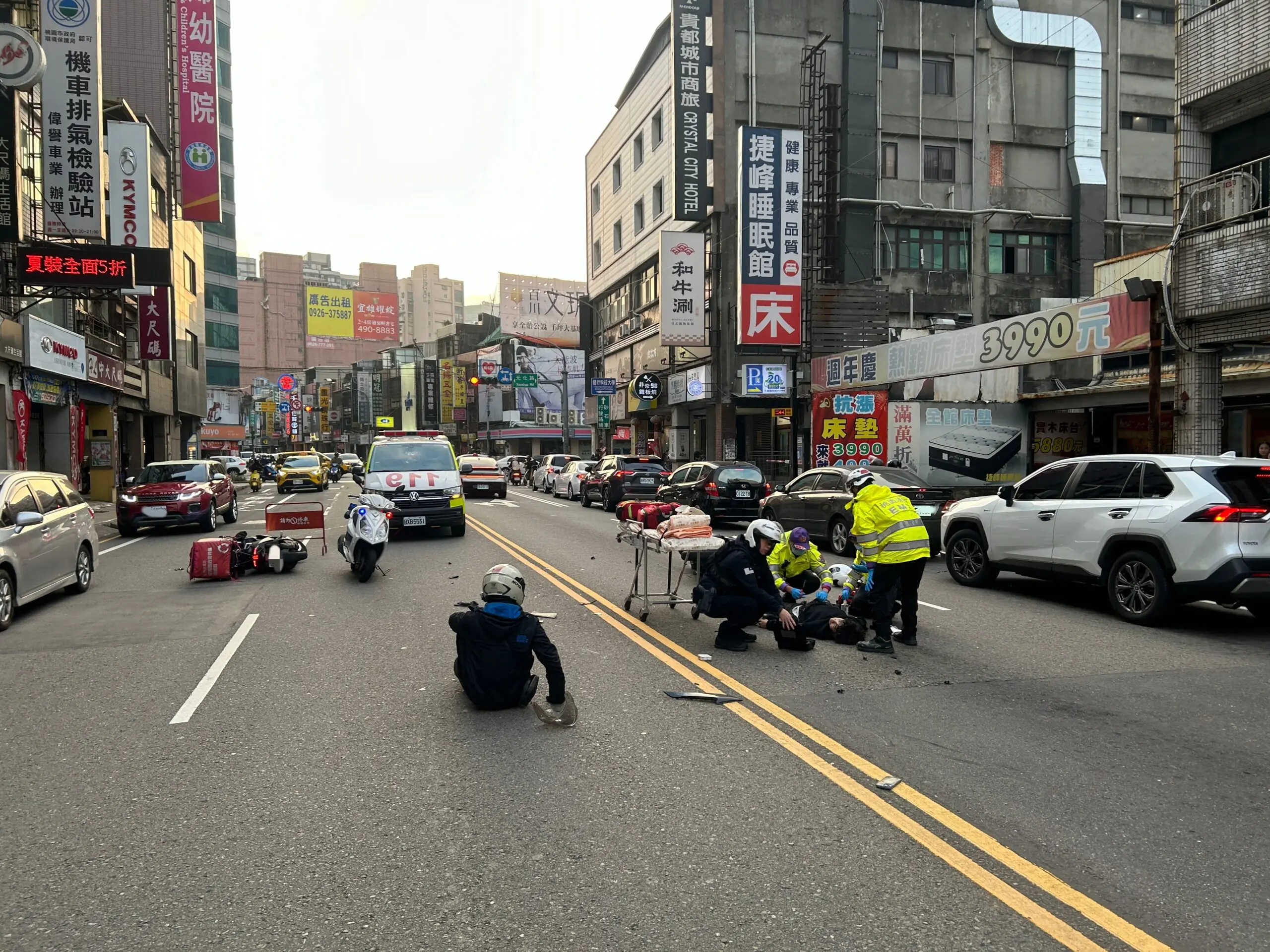 【有片】中壢男跨雙黃線「切西瓜」迴轉釀禍!19歲騎士慘遭擊落 564465456 3 scaled