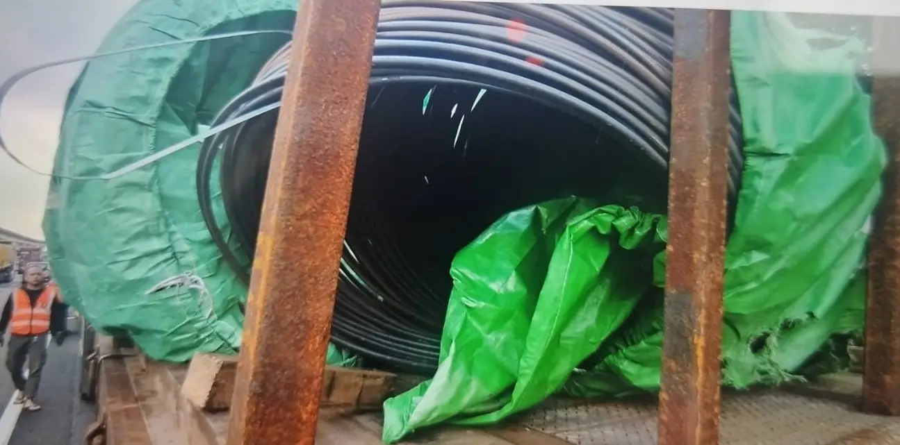 國道聯結車急煞「4顆鐵線圈」噴飛 小客車遭猛砸駕駛逃過一劫 592146 0