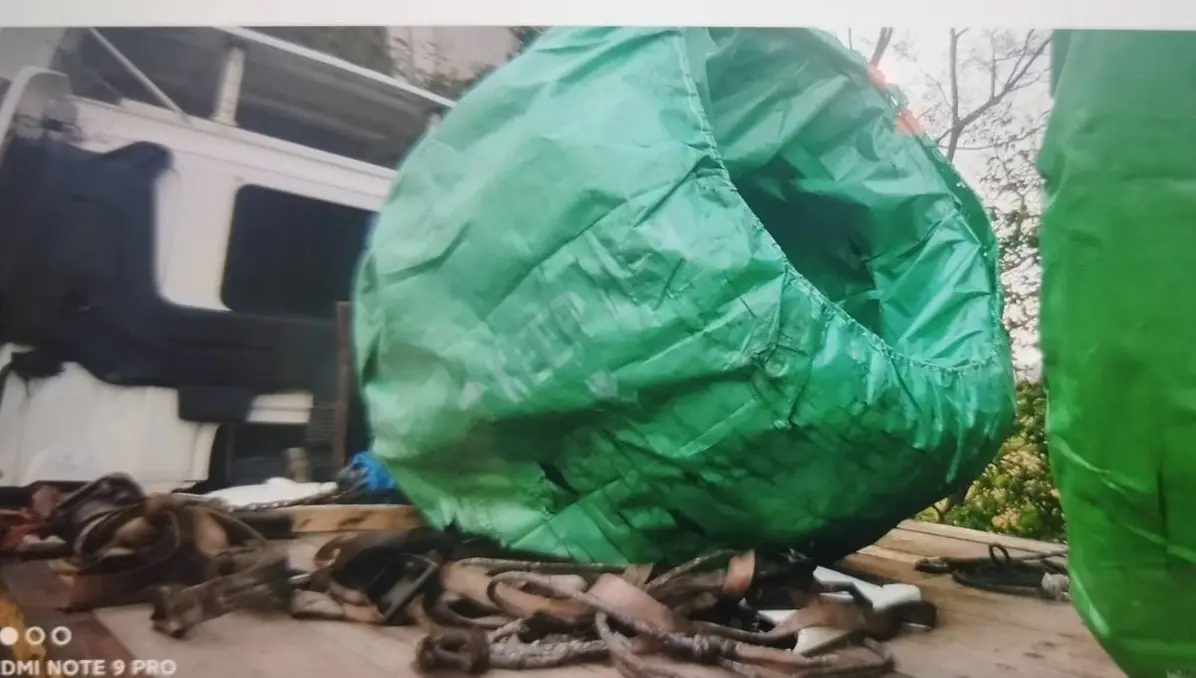 國道聯結車急煞「4顆鐵線圈」噴飛 小客車遭猛砸駕駛逃過一劫 國道聯結車急煞「4顆鐵線圈」噴飛 小客車遭猛砸駕駛逃過一劫