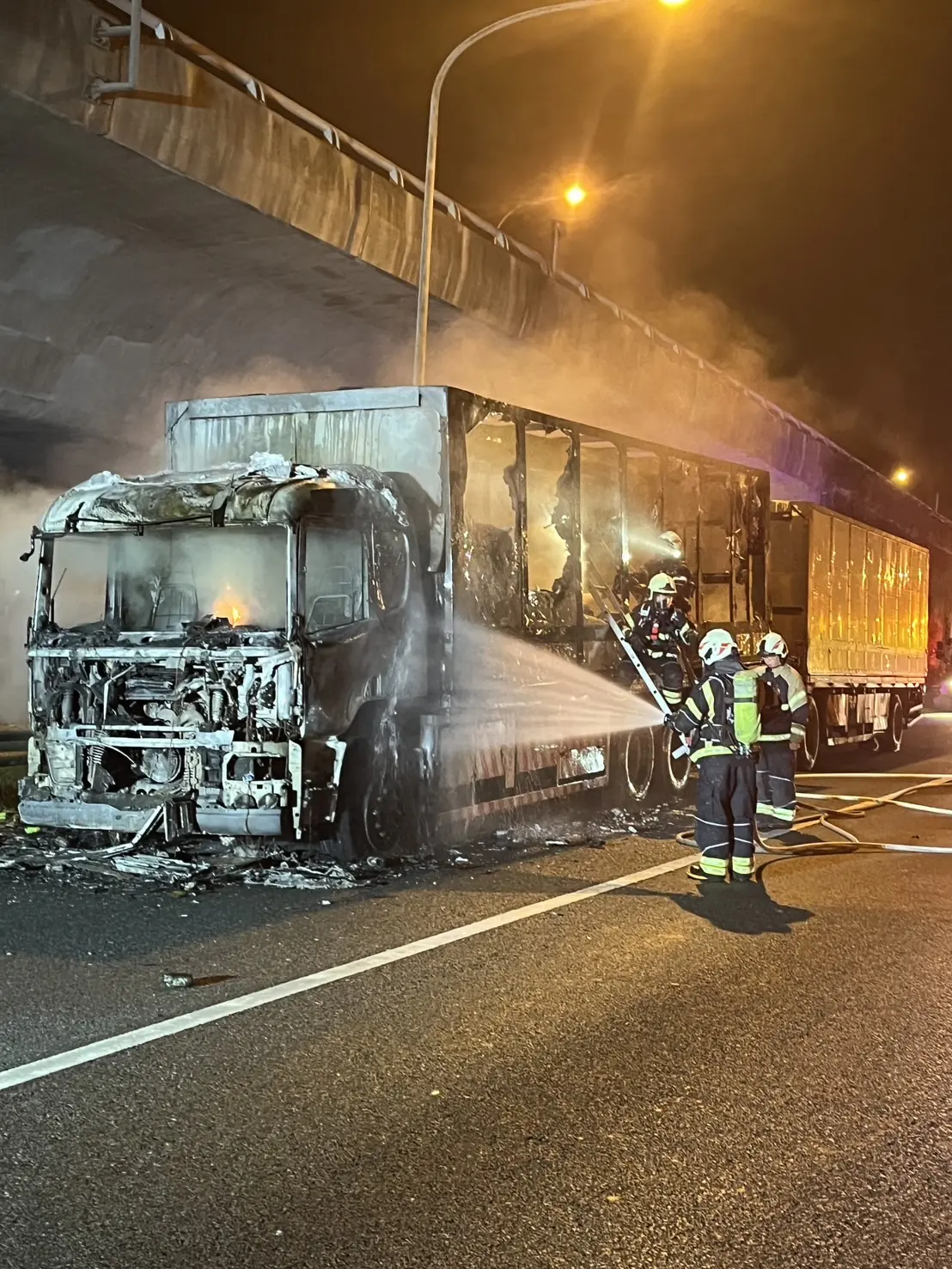 【有片】國1全聯結車突著火燒成廢鐵 駕駛「因1事」逃過一劫 592320 0