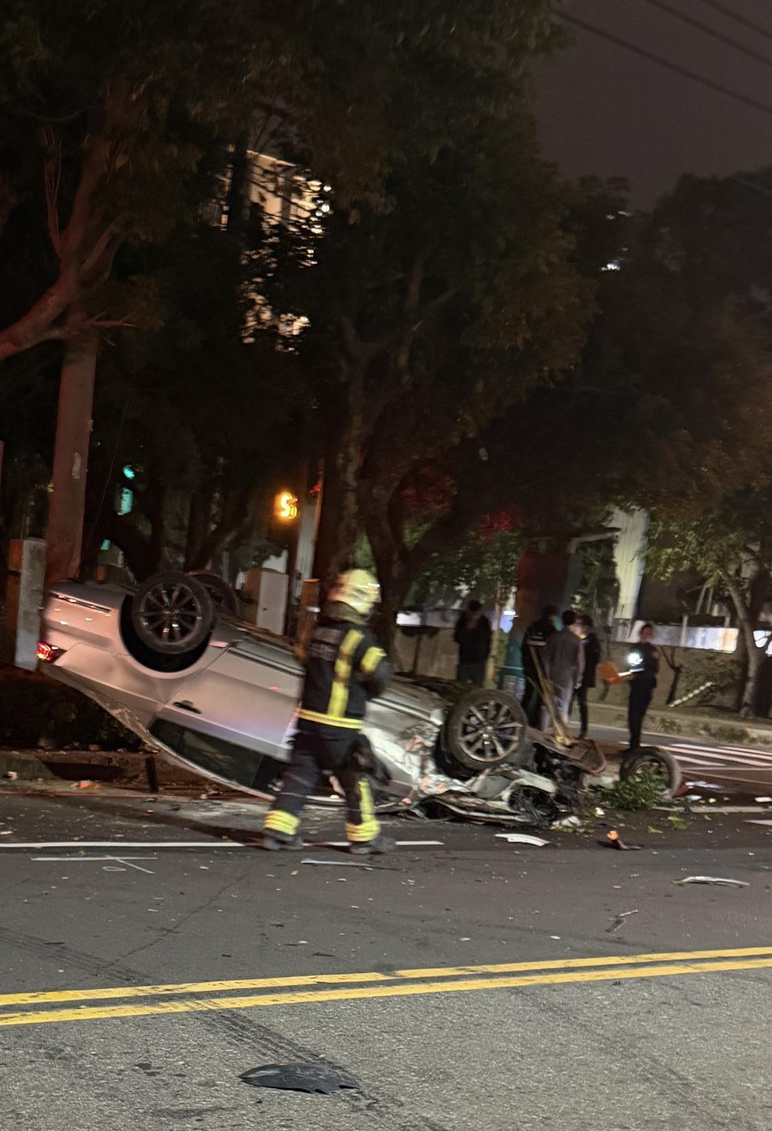 【有片】中壢工業區遭左轉車撞擊!小客車翻覆、車頭全爛 610665782 122207936060309663 1608902631804101666 n